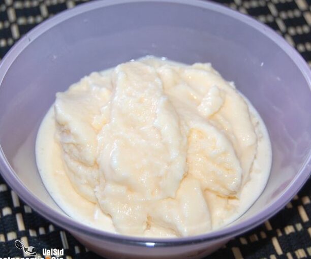 preparando-helado-de-platano-en-casa-una-receta-sencilla